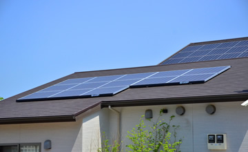 屋根に設置した太陽電池モジュールで太陽光を電気に変える太陽光発電